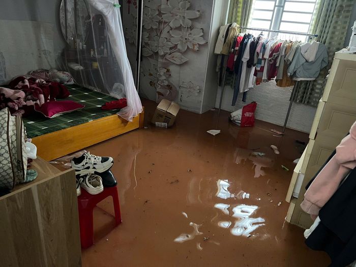 Mưa lớn, nước tràn vào nhà dân ở thôn 9, xã Bảo Lâm 3