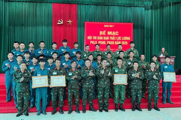 Thiếu tướng Lê Xuân Bình, Phó Tư lệnh kiêm Tham mưu trưởng Quân khu 7 (thứ 4 từ phải qua) chụp hình lưu niệm với các đội thi thuộc lực lượng phòng không Bộ CHQS tỉnh Lâm Đồng