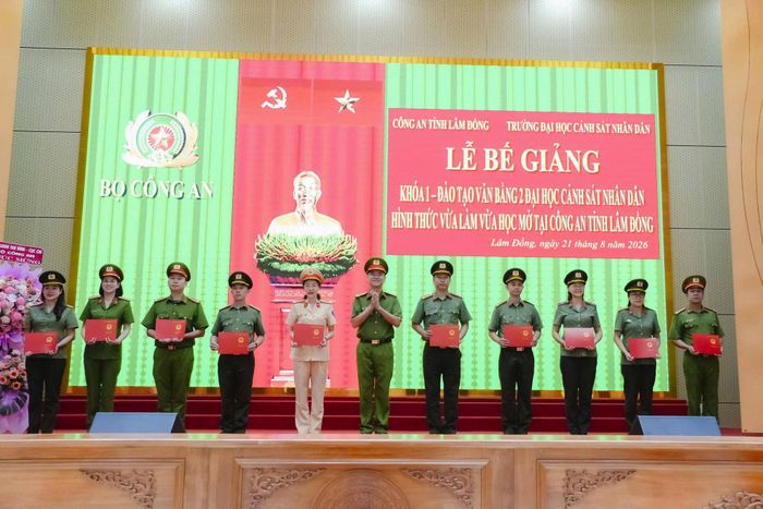 Đại tá, Tiến sĩ Trần Xuân Tân, Phó Hiệu trưởng Trường Đại học Cảnh sát nhân dân trao Bằng Cử nhân cho học viên