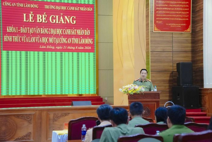 Đại tá Trần Văn Mười, Phó Giám đốc Công an tỉnh phát biểu giao nhiệm vụ cho các học viên