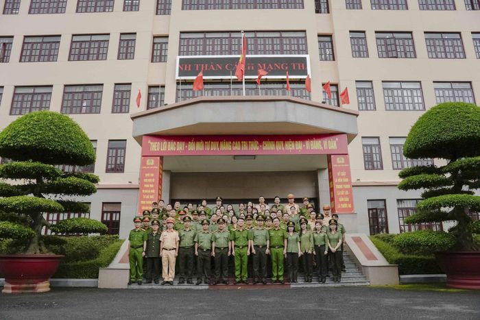 Các học viên chụp hình lưu niệm cùng lãnh đạo Trường Đại học Cảnh sát nhân dân và lãnh đạo Công an tỉnh