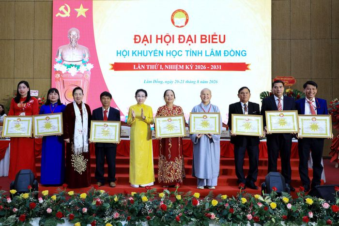 Lãnh đạo Trung ương Hội Khuyến học Việt Nam tặng Bằng khen cho các tập thể, cá nhân Lâm Đồng có thành tích xuất sắc