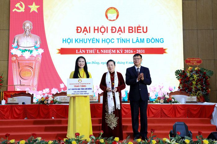 Phó Chủ tịch Trung ương Hội Khuyến học, Chủ tịch Hội đồng quản lý Quỹ Khuyến học Việt Nam Phạm Thị Hòe trao tặng Quỹ Khuyến học tỉnh Lâm Đồng
