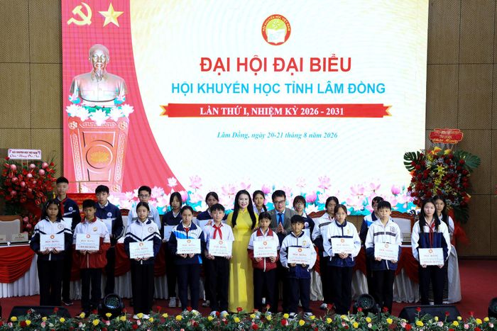 Lãnh đạo tỉnh Lâm Đồng tặng học bổng tiếp sức cho học sinh hiếu học trên địa bàn