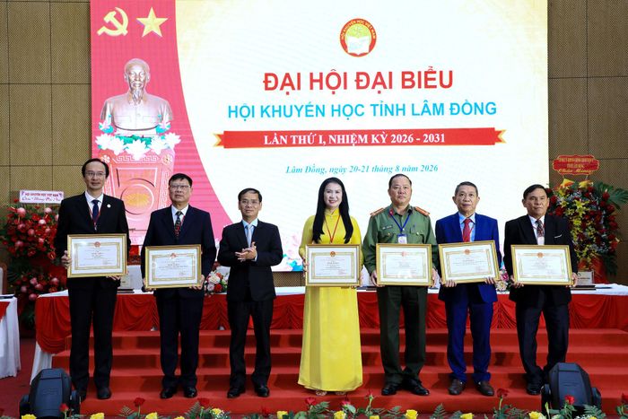 Trao tặng Bằng khen của Chủ tịch UBND tỉnh Lâm Đồng cho các tập thể, cá nhân đạt thành tích xuất sắc trong phong trào khuyến học