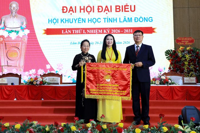 Chủ tịch Trung ương Hội Khuyến học Việt Nam Nguyễn Thị Doan tặng cờ thi đua cho Hội Khuyến học tỉnh Lâm Đồng