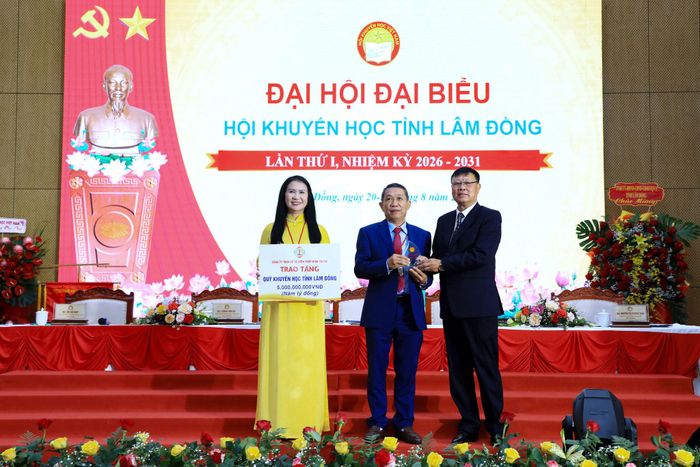 Lãnh đạo Công ty Xổ số kiến thiết Bình Thuận trao tặng Quỹ Khuyến học tỉnh Lâm Đồng