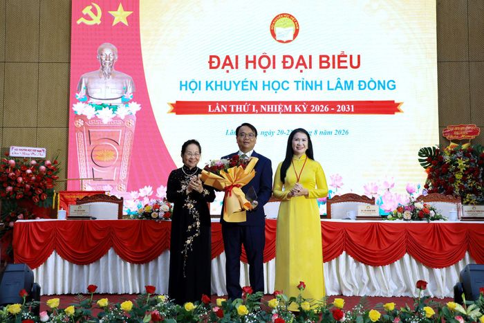Phó Bí thư Thường trực Tỉnh ủy Lâm Đồng Đặng Hồng Sỹ đón nhận sự suy tôn của Đại hội giữ cương vị Chủ tịch danh dự Hội Khuyến học tỉnh Lâm Đồng khóa I, nhiệm kỳ 2026 - 2031