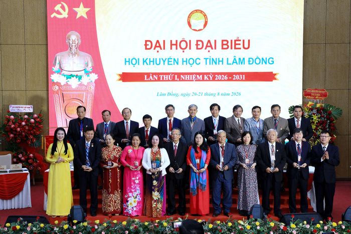 Đại hội tặng hoa cho các đồng chí không tái cử vào Ban Chấp hành Hội Khuyến học tỉnh Lâm Đồng nhiệm kỳ 2026 - 2031