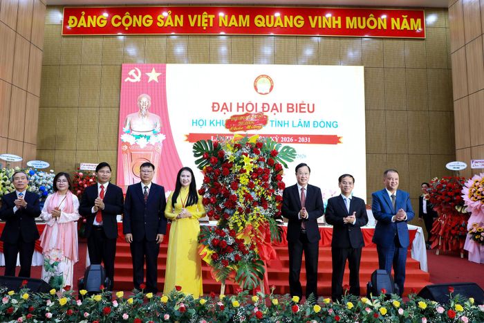 Lãnh đạo tỉnh Lâm Đồng tặng hoa chúc mừng Đại hội đại biểu Hội Khuyến học tỉnh Lâm Đồng