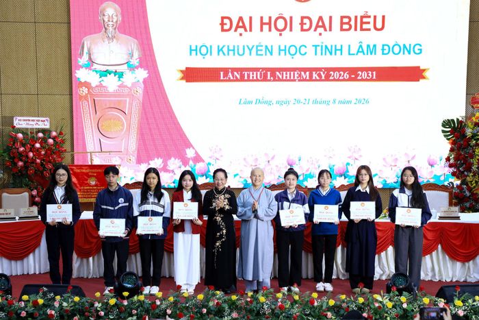 Chủ tịch Trung ương Hội Khuyến học Việt Nam Nguyễn Thị Doan trao học bổng cho các em học sinh Lâm Đồng tại Đại hội