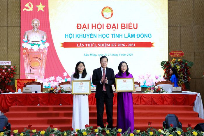 Trao tặng Bằng khen của Chủ tịch Ủy ban MTTQ Việt Nam tỉnh Lâm Đồng cho các tập thể, cá nhân đạt thành tích xuất sắc trong phong trào khuyến học