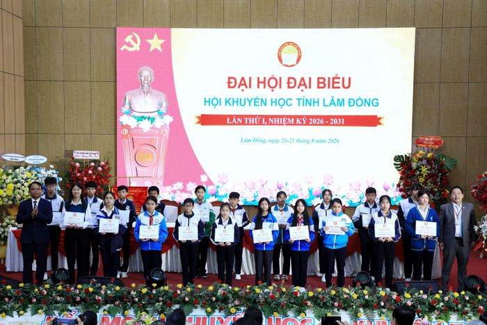 Lãnh đạo tỉnh Lâm Đồng trao tặng học bổng cho các em học sinh hiếu học trên địa bàn