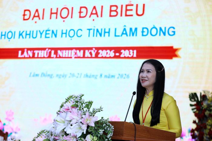 Chủ tịch Hội Khuyến học tỉnh Lâm Đồng Tôn Thị Ngọc Hạnh phát biểu tiếp thu và bế mạc đại hội