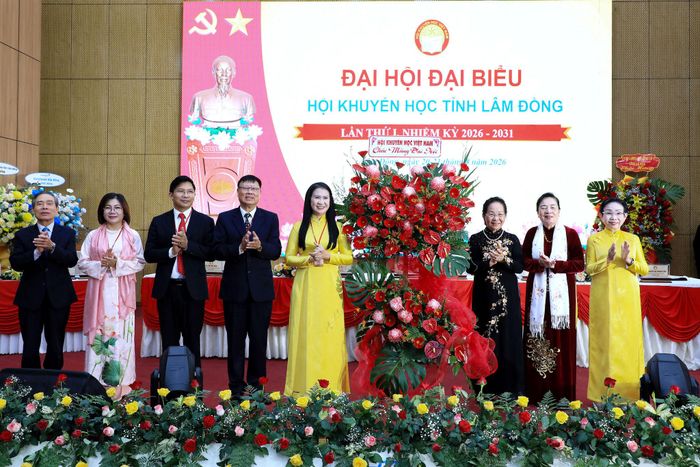 Trung ương Hội Khuyến học Việt Nam tặng hoa chúc mừng Đại hội đại biểu Hội Khuyến học tỉnh Lâm Đồng