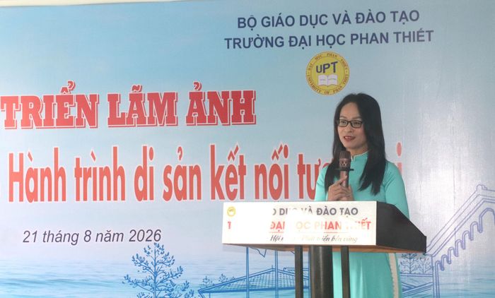 Bà Lê Thị Trúc Linh, Phó Giám đốc Sở Văn hóa, Thể thao và Du lịch tỉnh phát biểu tại buổi khai mạc triển lãm