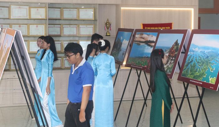 Sinh viên Trường Đại học Phan Thiết xem triển lãm