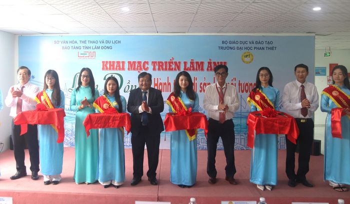 Lễ cắt băng khai mạc triển lãm chuyên đề