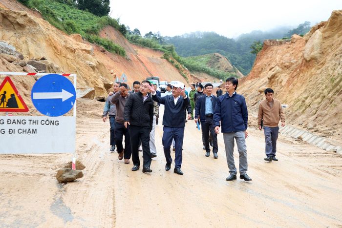 Phó Chủ tịch Thường trực UBND tỉnh Lâm Đồng Lê Trọng Yên kiểm tra tại một số vị trí sạt lở, có nguy cơ sạt lở trên Tỉnh lộ 722