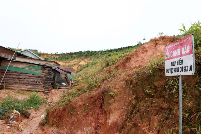 Tình trạng sạt lở khu A, đất, cát đã tràn xuống mép nhà dân