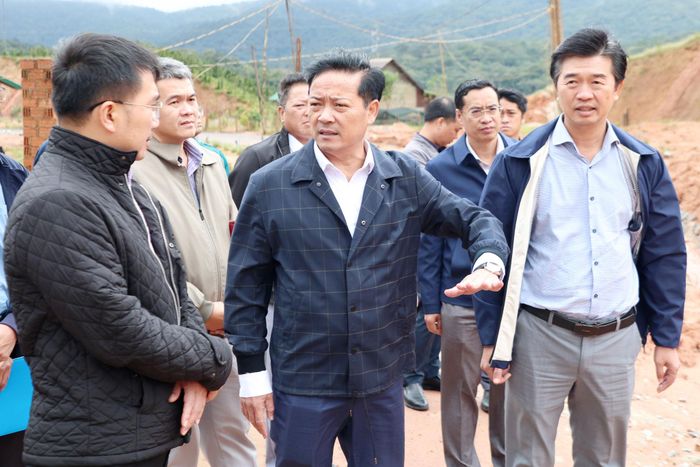 Đồng chí Lê Trọng Yên yêu cầu nghiên cứu, đề xuất phương án gia cố tổng thể, bảo đảm an toàn và ổn định lâu dài cho toàn khu tái định cư