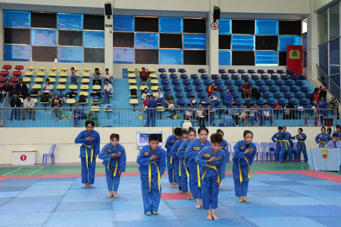 Các VĐV cúi chào trọng tài sau khi kết thúc bài biểu diễn