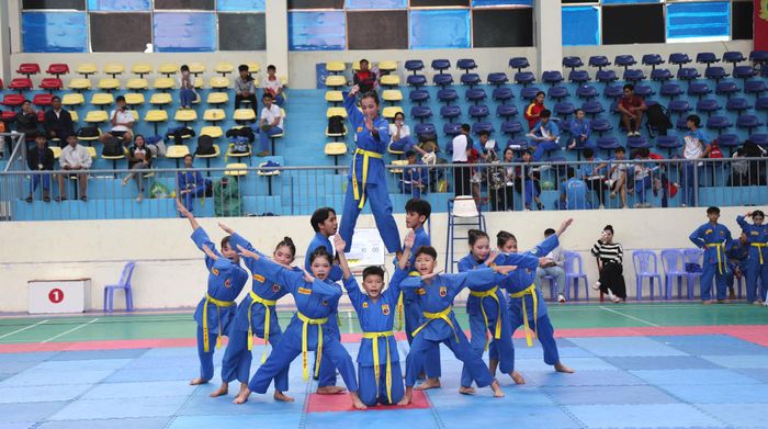 Sau lễ khai mạc, các đội bước vào nội dung thi đấu biểu diễn quyền
