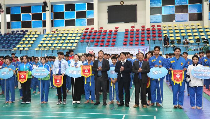Lãnh đạo Sở Văn hóa, Thể thao và Du lịch tặng cờ lưu niệm cho các đoàn tham gia