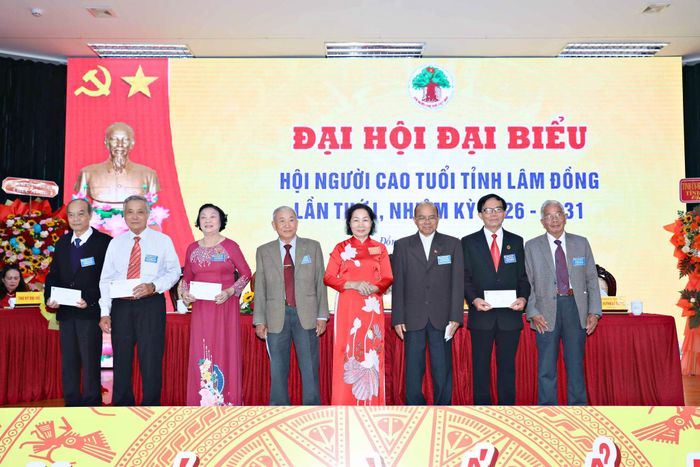 Lãnh đạo Hội Người cao tuổi tỉnh tặng quà tri ân các đồng chí lãnh đạo Hội Người Cao tuổi các tỉnh Bình Thuận, Lâm Đồng và Đắk Nông cũ