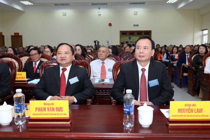 Đồng chí Nguyễn Lam, Phó Chủ tịch Thường trực Trung ương Hội Người cao tuổi Việt Nam và đồng chí Phạm Văn Đức, Phó Chủ tịch Ủy ban MTTQ Việt Nam tỉnh tham dự Đại hội