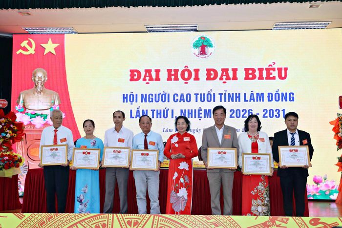 Hội Người cao tuổi Lâm Đồng tặng Giấy khen các tập thể có thành tích xuất sắc nhiệm kỳ vừa qua