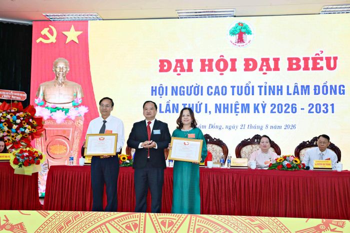 Lãnh đạo Ủy ban MTTQ Việt Nam tỉnh tặng Bằng khen cho 2 tập thể có thành tích xuất sắc trong công tác hội nhiệm kỳ 2021 - 2026