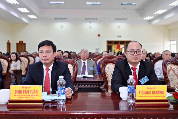 Đồng chí Y Quang BKrông, Ủy viên Ban Thường vụ Tỉnh ủy, Phó Chủ tịch HĐND tỉnh và đồng chí Đinh Văn Tuấn, Tỉnh ủy viên, Phó Chủ tịch UBND tỉnh tham dự Đại hội