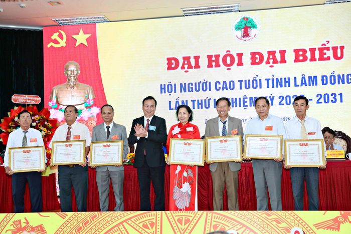 Lãnh đạo Trung ương Hội Người cao tuổi Việt Nam tặng Bằng khen các tập thể có thành tích trong nhiệm kỳ 2021 - 2026