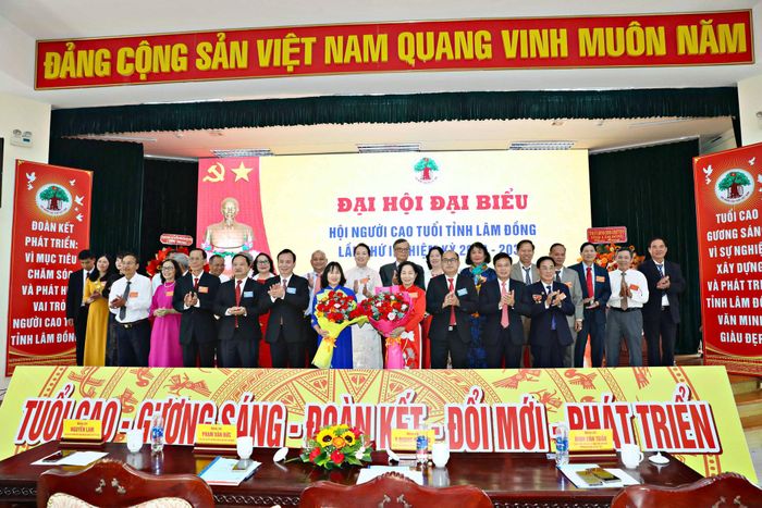 Lãnh đạo Trung ương Hội Người cao tuổi Việt Nam và tỉnh Lâm Đồng tặng hoa chúc mừng Ban chấp hành Hội Người cao tuổi nhiệm kỳ mới ra mắt Đại hội
