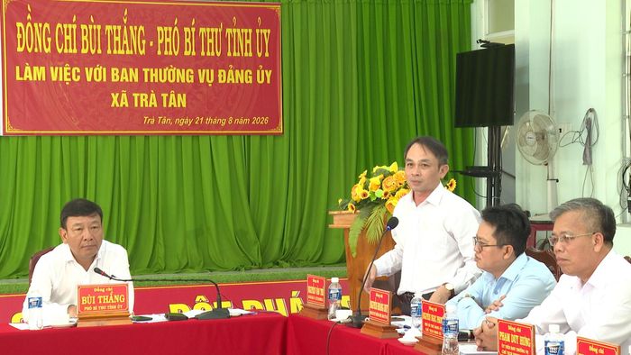 Đồng chí Nguyễn Văn Trí, Bí thư Đảng ủy, Chủ tịch HĐND xã Trà Tân kiến nghị nội dung liên quan nâng cấp Trường THCS lên thành Trường liên cấp THCS - THPT