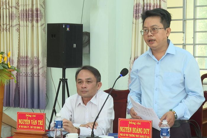 Đồng chí Nguyễn Hoàng Duy, Phó Bí thư Thường trực Đảng ủy xã Trà Tân báo cáo tình hình thực hiện nhiệm vụ kinh tế - xã hội, chính trị 7 tháng đầu năm 2026