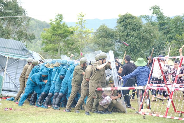 Nội dung thực binh A2 tại thôn 3, xã Gia Hiệp, các lực lượng thực hành xử trí tình huống tụ tập đông người, gây rối, bạo loạn