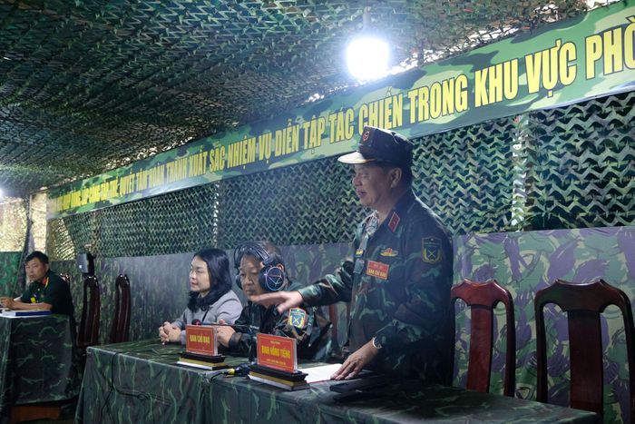 Thiếu tướng Đinh Hồng Tiếng hướng dẫn, chỉ đạo các nội dung diễn tập ngay tại hầm sa bàn trung tâm
