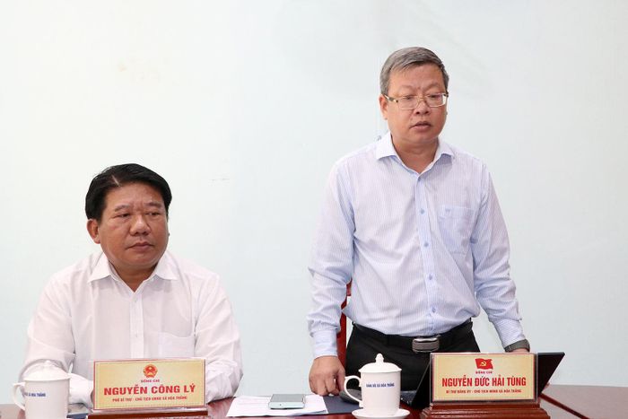 Bí thư Đảng uỷ xã Hoà Thắng Nguyễn Đức Hải Tùng báo cáo tại buổi làm việc