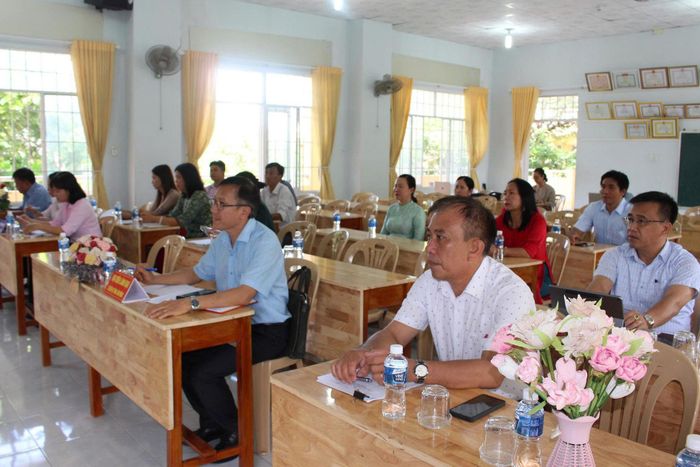 Tại buổi làm việc với UBND xã Phan Rí Cửa