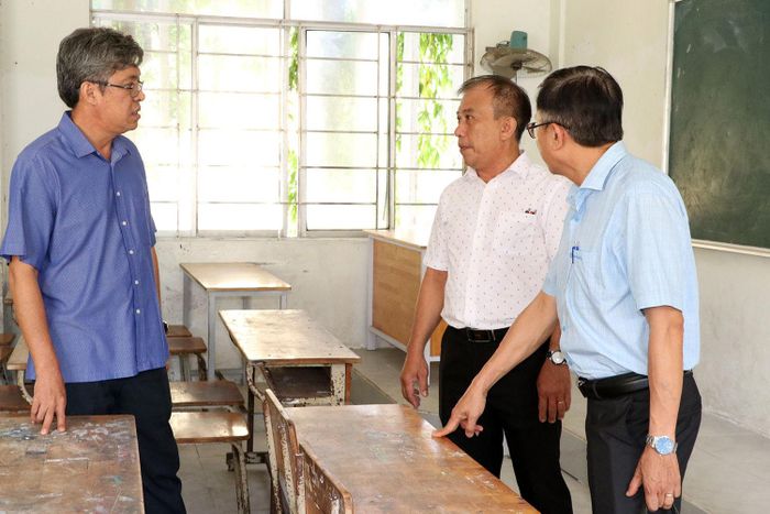 Phó Chủ tịch UBND Nguyễn Minh kiểm tra cơ sở vật chất tại Trường THCS Võ Thị Sáu