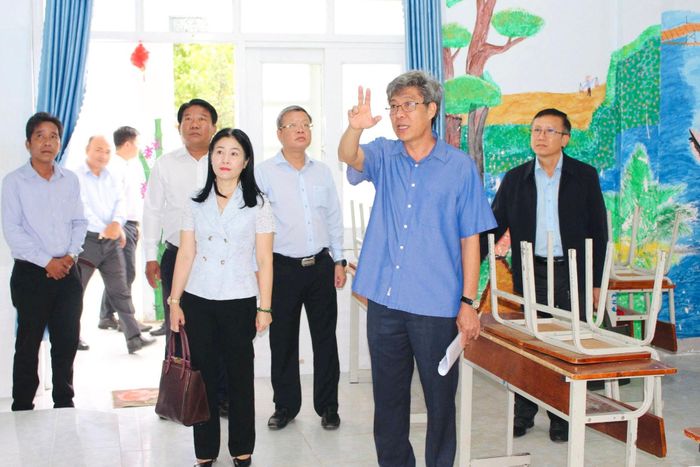 Phó Chủ tịch UBND tỉnh Nguyễn Minh cùng đoàn công tác kiểm tra cơ sở vật chất tại Trường TH&THCS Hồng Phong