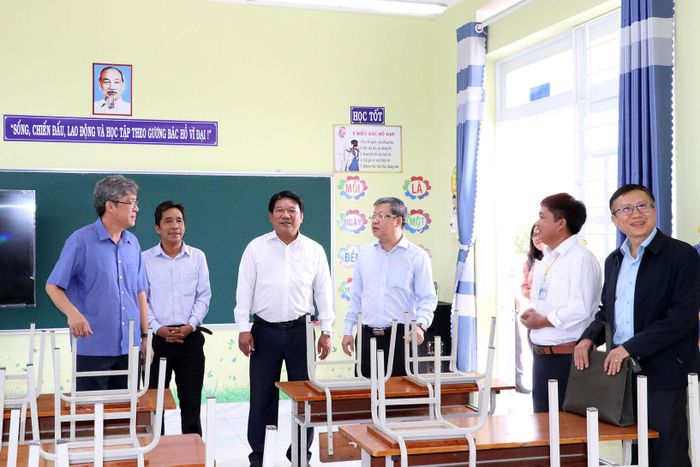 Đoàn công tác kiểm tra cơ sở vật chất trường lớp tại Trường TH&THCS Hồng Phong