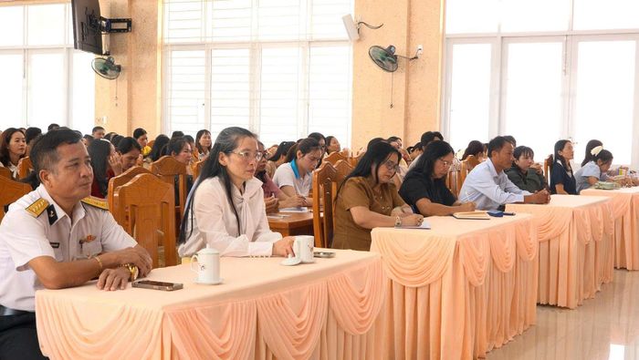 Đại tá Nguyễn Xuân Dũng, Phó Chủ nhiệm Chính trị Vùng 4 Hải quân; đồng chí Vũ Thị Thúy Ngà, Trưởng phòng Tuyên truyền, Báo chí - Xuất bản, Ban Tuyên giáo và Dân vận Tỉnh ủy; đại biểu cấp ủy, chính quyền địa phương cùng đông đảo cán bộ, giáo viên của 3 xã tham dự Hội nghị