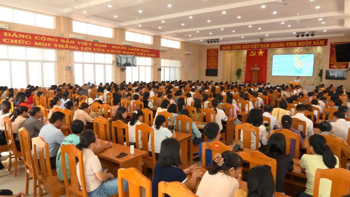 Hơn 1.000 cán bộ, giáo viên các xã Bắc Bình, Hồng Thái và Hải Ninh tham dự Hội nghị