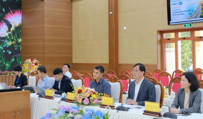 Đại diện phía đơn vị liên danh lắng nghe ý kiến của các sở, ngành Lâm Đồng