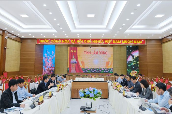 Quang cảnh buổi làm việc