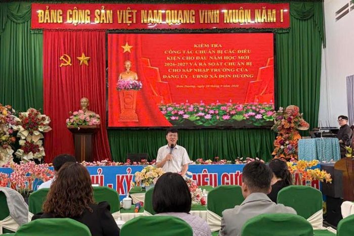 Đồng chí Trần Hùng Dũng, Phó Bí thư Đảng ủy, Chủ tịch UBND xã, làm việc với các cơ sở giáo dục.