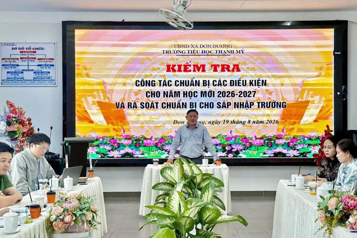 Đồng chí Lê Đức Tiến, Phó Chủ tịch UBND xã, làm việc với các cơ sở giáo dục.